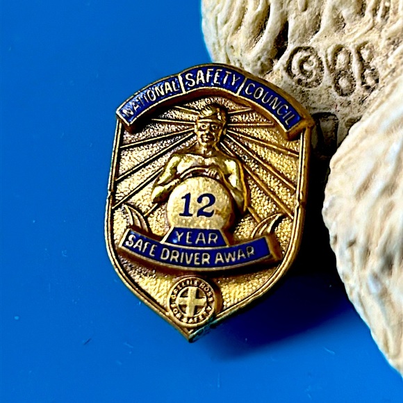 🖤National Safety Council 12 Year Safe Driver Award Pin with Screw Back - Picture 1 of 5